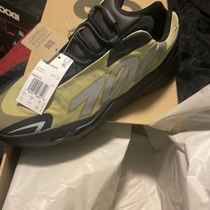 Yeezy boost 700 MNVN SIZE 13 brand new